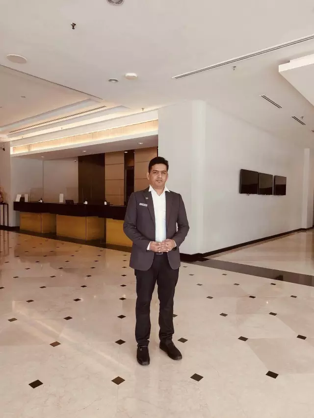 Restaurant Business man looking for his bride himself
