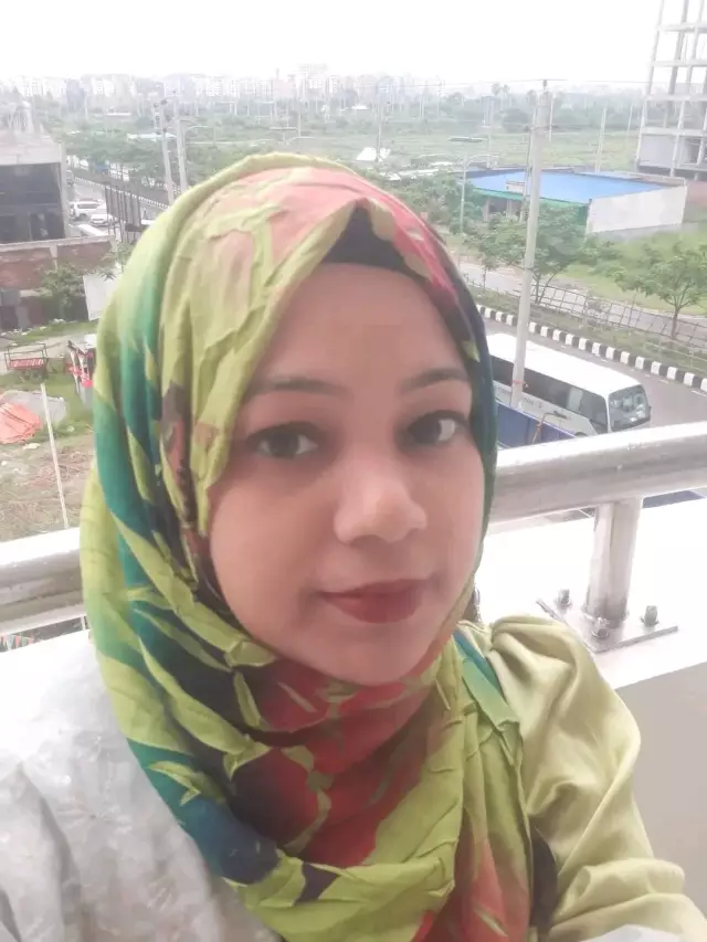 Diploma in fashion and clothing bride looking for Groom herself