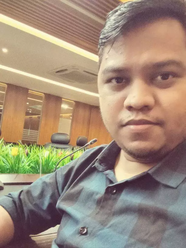 Divorced Bride want, groom has Bank job  Model photography