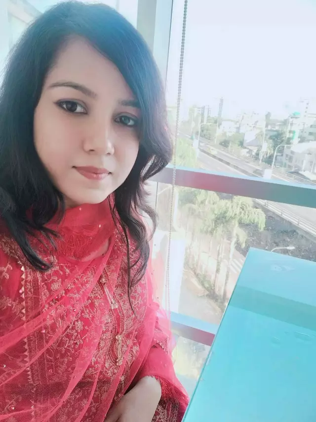 The bride works as an executive in a private company in Dhaka, we want her groom