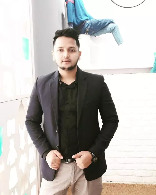 Expatriate. Since 2012, Me is currently working as a supervisor in a clothing showroom outside the country.