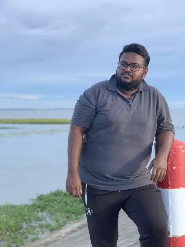 Groom works Project manager of Safa engineering want his suitable bride