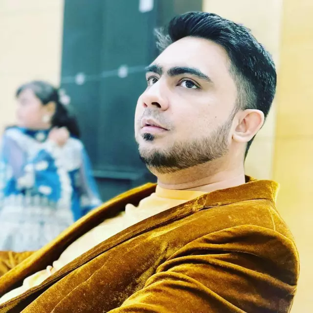 I am looking for a mature, educated, tall girl preferably above 5.3, with own address in Dhaka or nearby