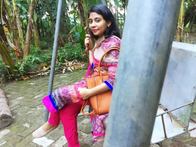 Bride works Primary school teacher Looking for a groom for my sister
