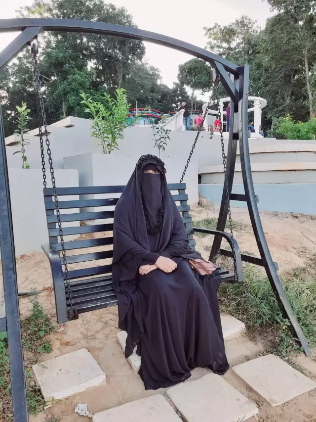 Looking for Groom for my cousin sister, Clearly one things meye porda kre 5 wakto namaz pore