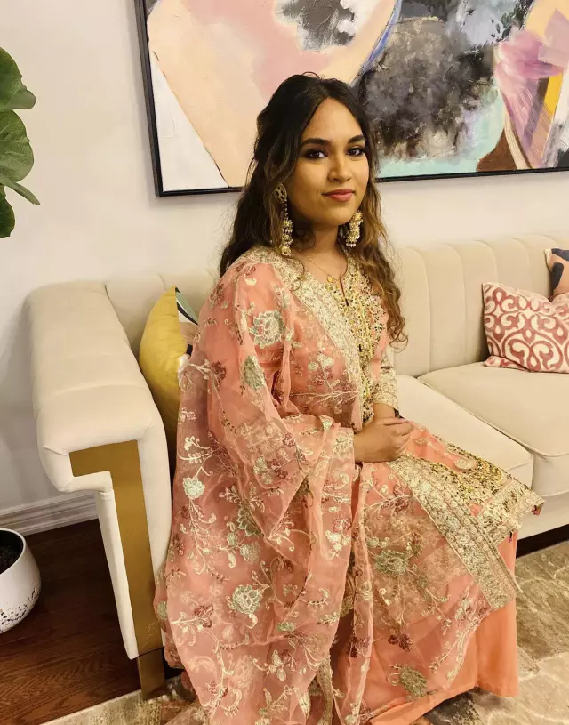 On behalf of my younger sister. we are looking for a suitable groom.