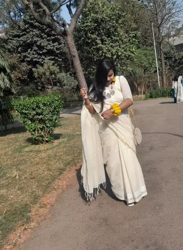 Want groom for my close friend she had Short Divorce