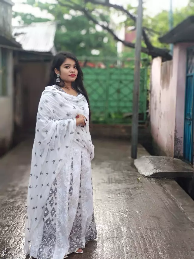 I want a pot for my younger sister in Khulna city