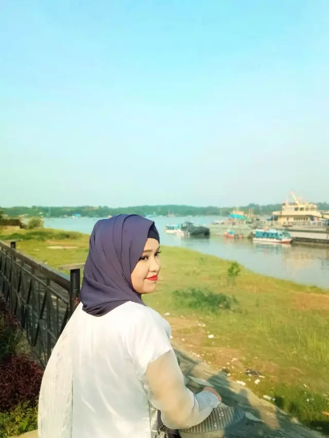 Bride is introvert, family oriented, cairing nature  loves cooking want groom in Chittagong