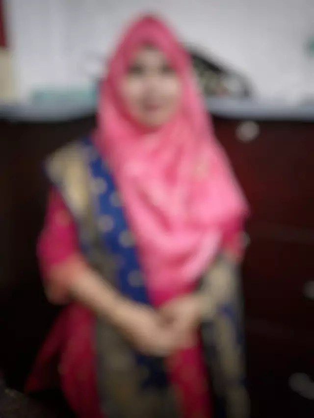 The girl has no desire to work. She nurtures the desire to have a family with her heart. seeking groom