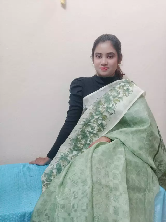 Online business  Entrepreneur  looking for his groom